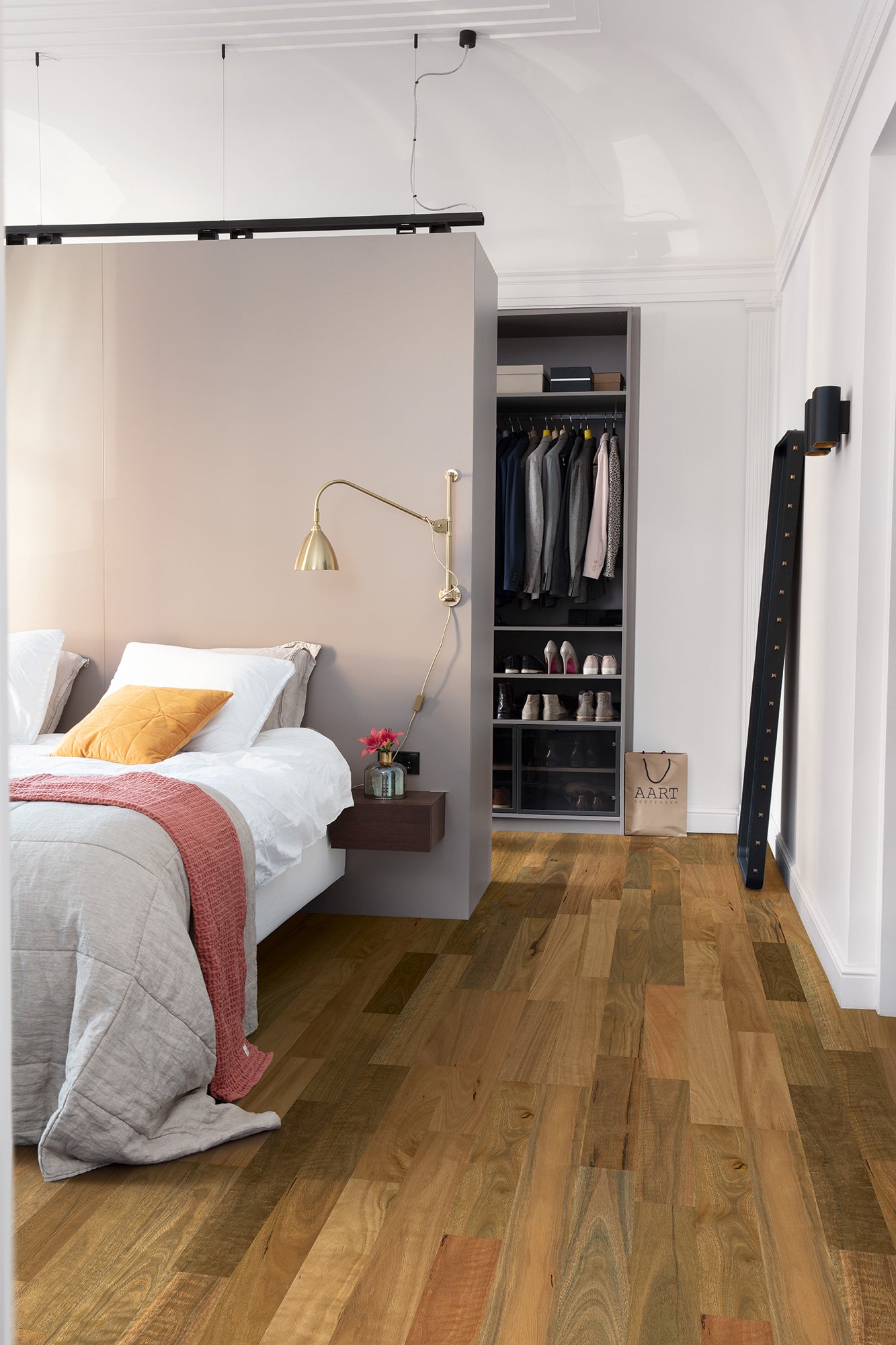 Quick-Step ReadyFlor 1 Strip 14/2.5mm – Spotted Gum Matt Brushed Room Setting